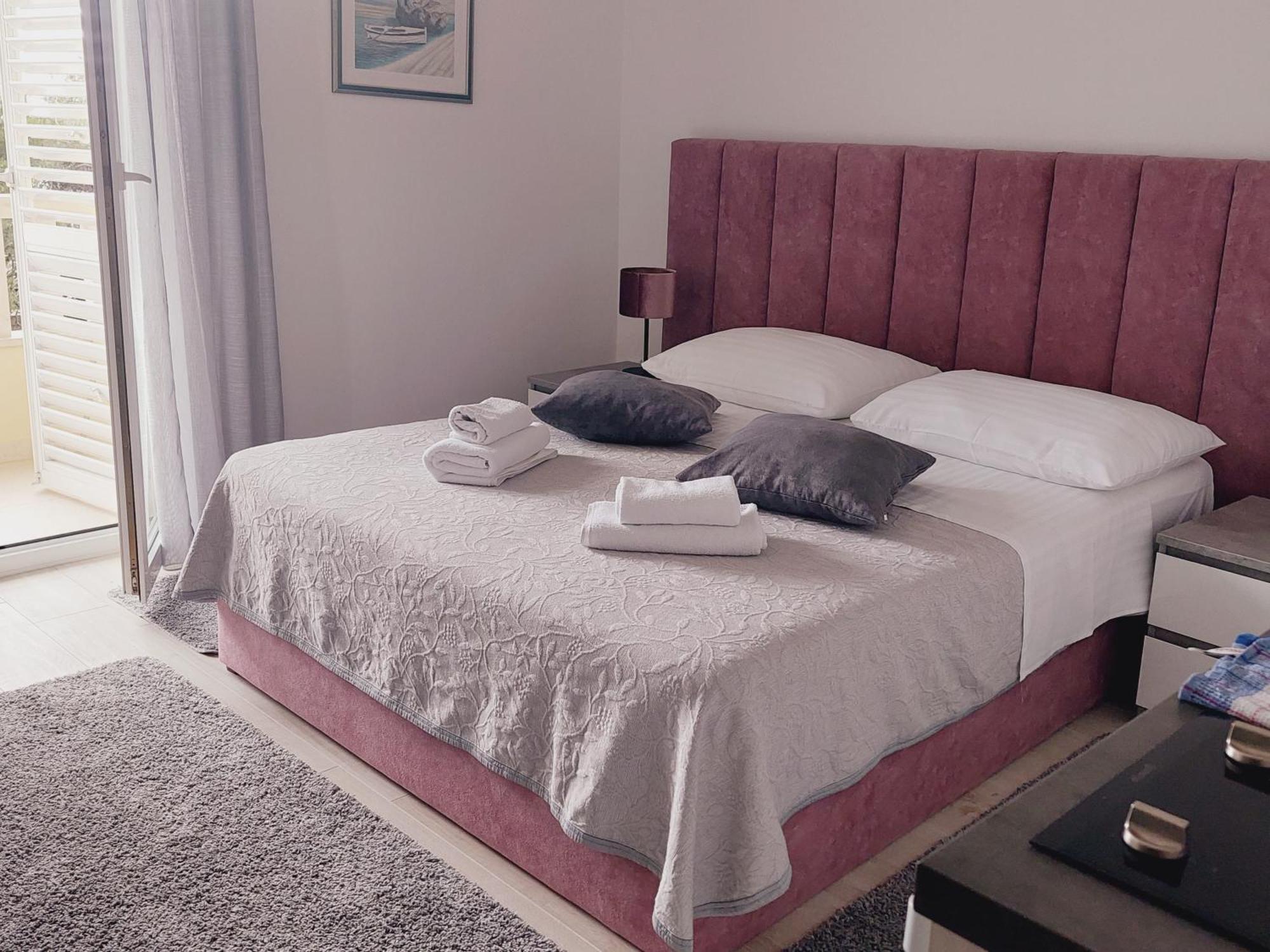 Rosso Apartment *